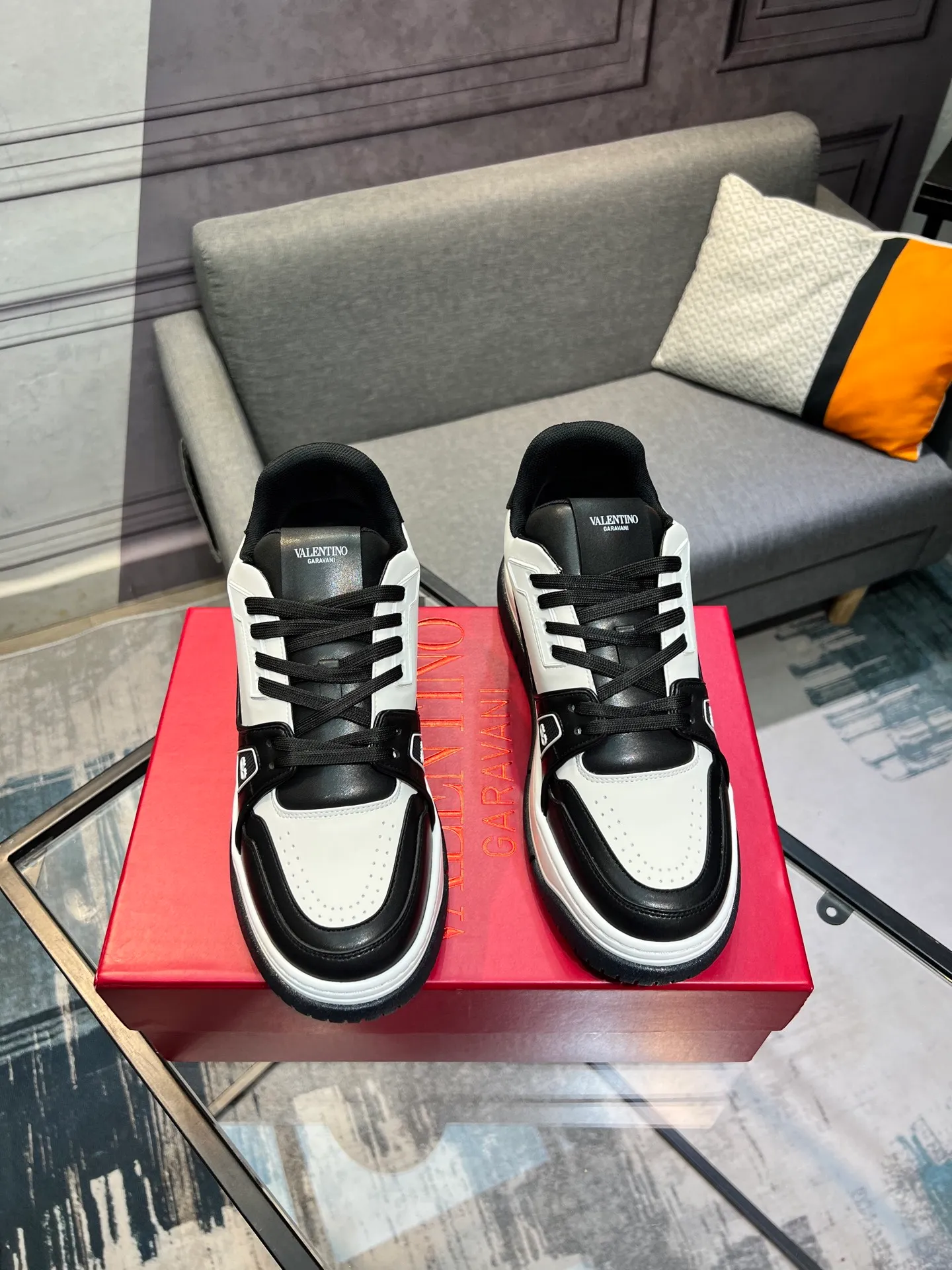 Men's Men's Shoes 💰660 Valentino 2023 early autumn new star shoes are now online! Wang Hedi and Ren Jialun have been worn by many celebrities. Who can refuse the same couple shoes as Wang Hedi! The design of Stars Stab My Heart is cool and spicy. The material of the shoes is cowhide, and every color is beautiful! Size 35-40, men’s size 39-44 (women’s 41, men’s 38, 45🉑️customized)